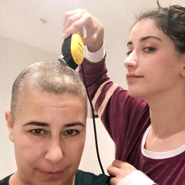 Hazal Kaya xərçəngə tutulan anasının saçlarını özü kəsdi -  Foto