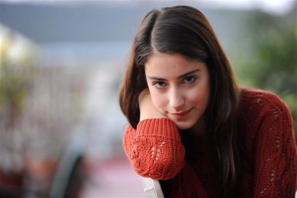 Hazal Kaya xərçəngə tutulan anasının saçlarını özü kəsdi -  Foto