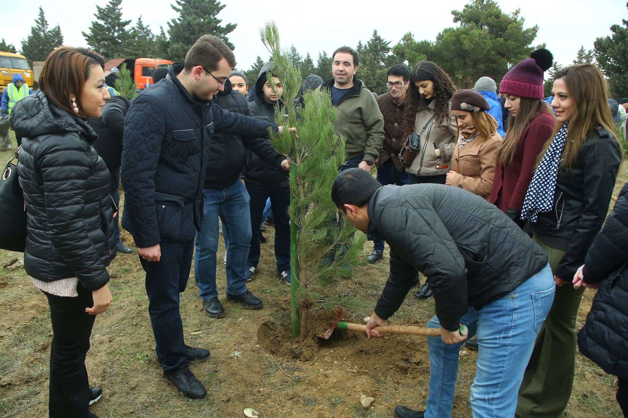 Tanınmış cərrah əməliyyat etdiyi xəstələri ilə birgə ağac əkdi –   Mədəsi kiçilmiş 500 pasiyentdən Ümid simvolu 