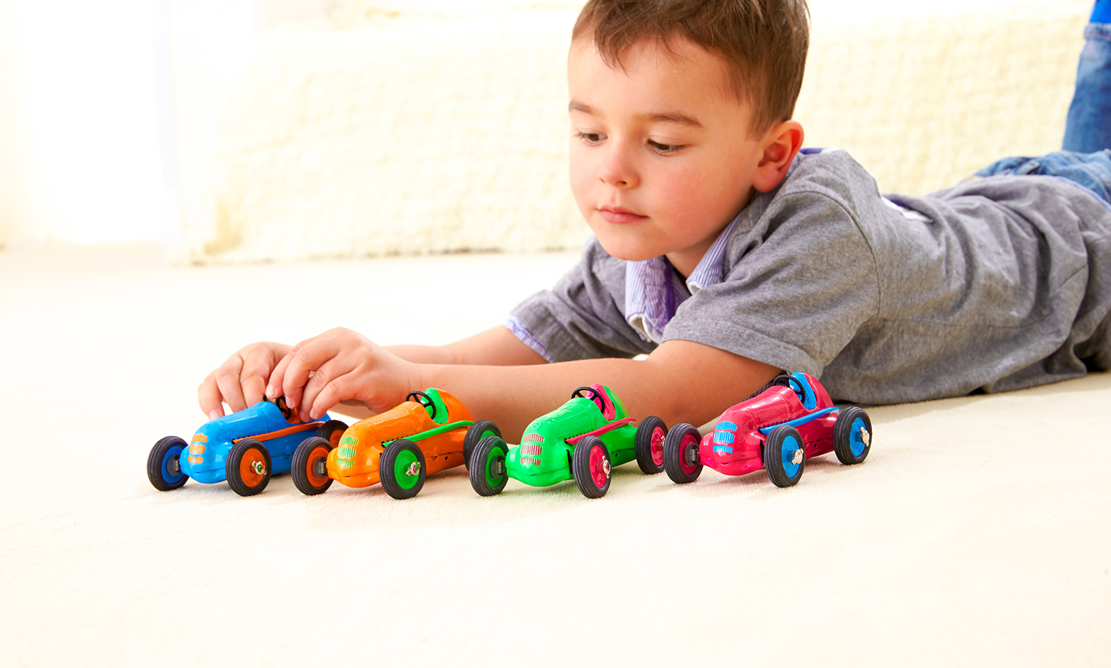 Играющие игрушки. Child playing with Toys. Boy playing with Toy car. Play with Toy cars. Лучше дети.