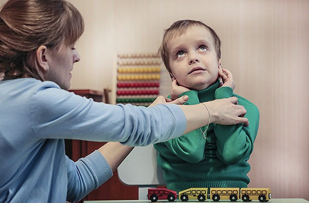 Uşağınız adına reaksiya vermirsə həkimə aparın -  Autizm xəstəsi ola bilər 