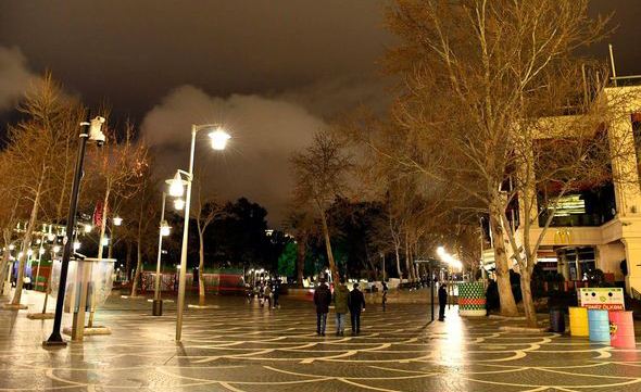 Bakıda parkların ətrafı hasarlanır, skamyalar götürülür  