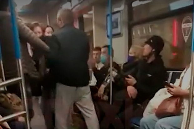 Öskürən və maskasız olan qadın metroda döyüldü   - VİDEO