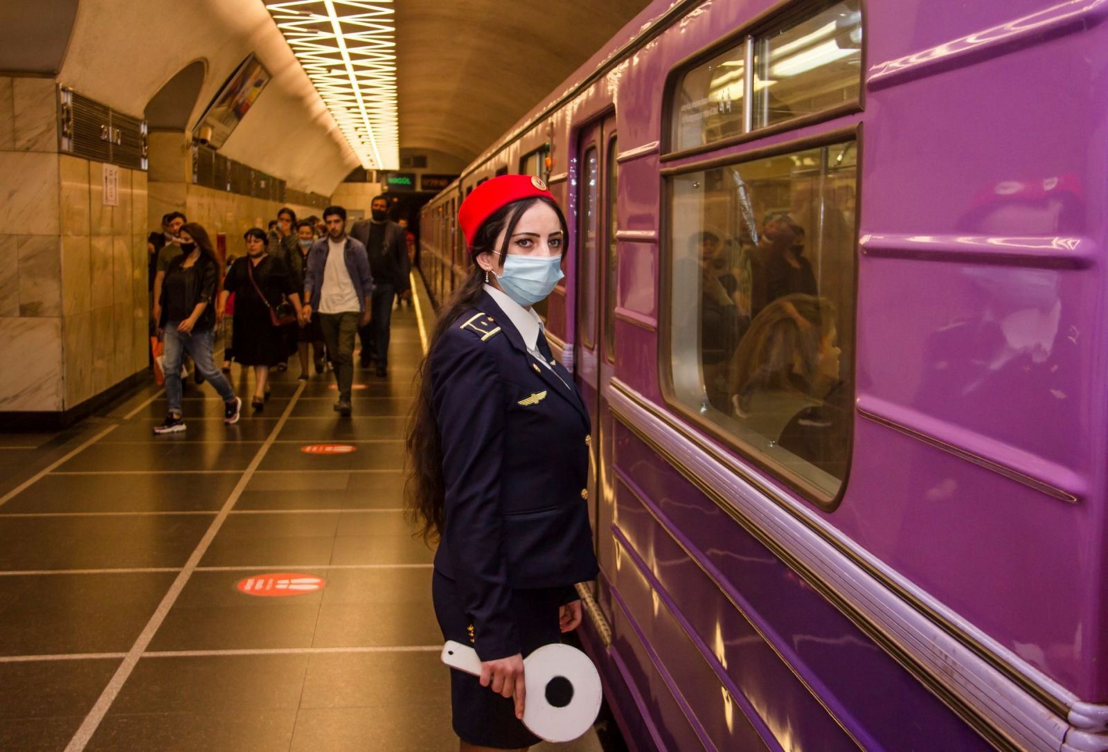 Polis metroda tibbi maskaya görə reydləri gücləndirdi 