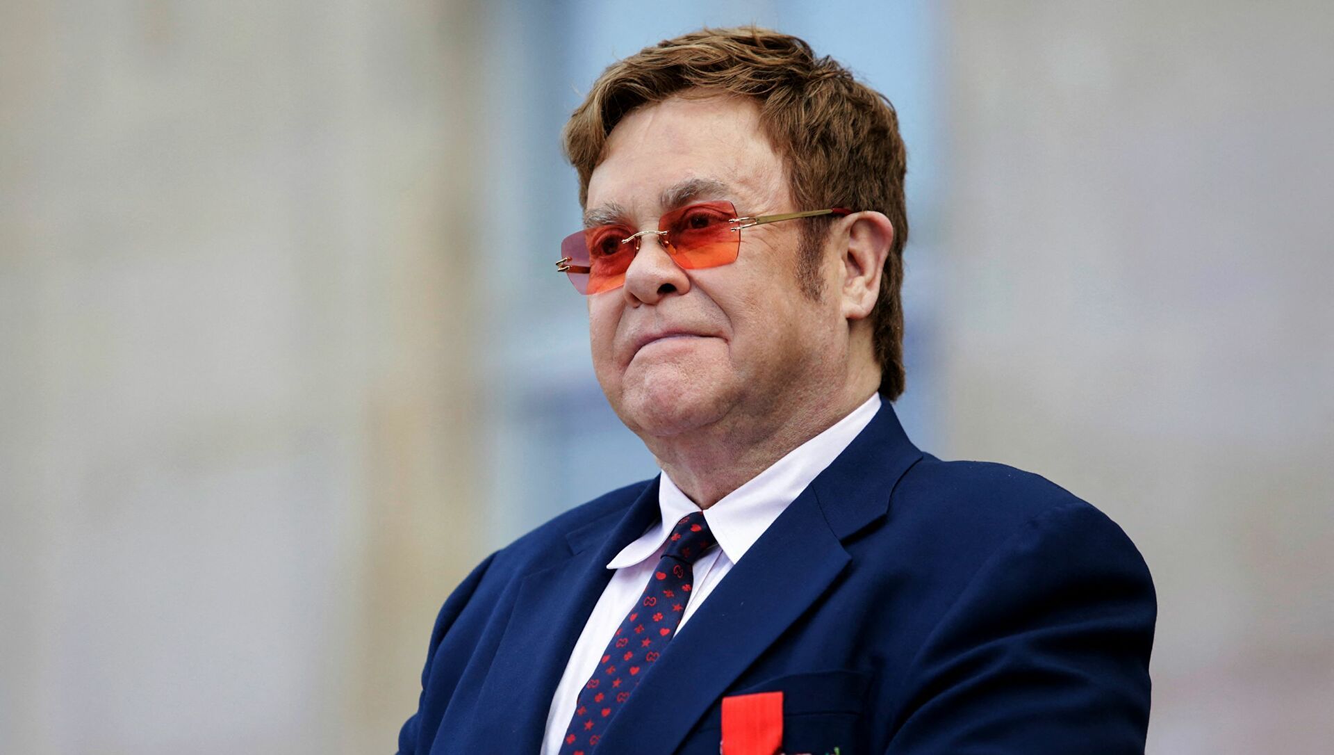 Elton Con koronavirusa yoluxdu 