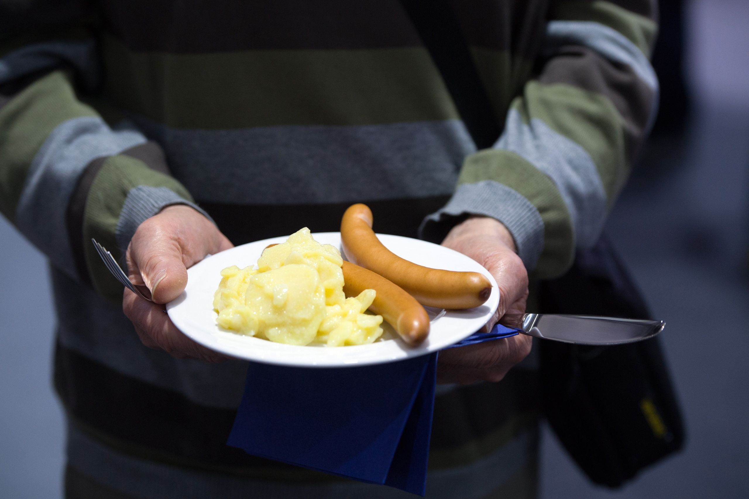 Kolbasa-sosis yeyən kişi və qadınlar sonsuz ola bilər 