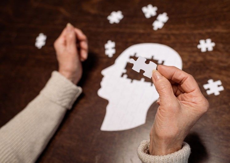 Döş xərçəngi müalicəsi Alzheimer riskini azaldır –  Yeni araşdırma