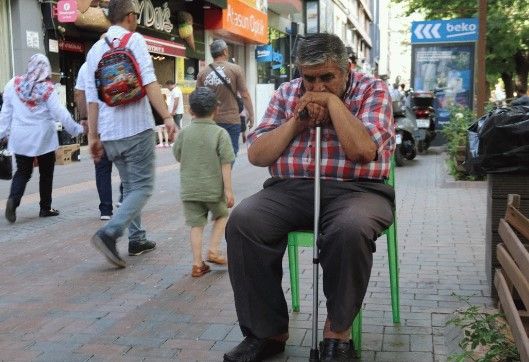 Hər kəs təəccüb içində: 36 ildir oturaraq yatan kişi -  FOTO