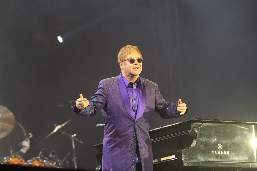 Elton Con kor olduğunu etiraf etdi 