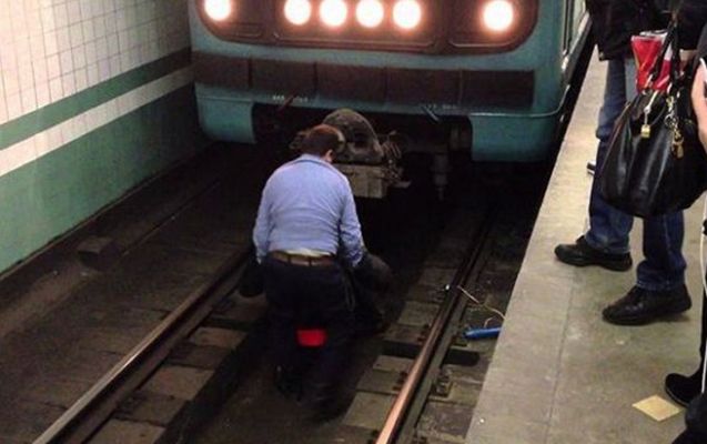 Metroda relslərin üzərinə düşən şəxsin vəziyyəti açıqlandı 