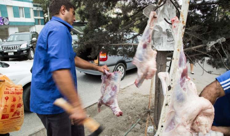 Heyvan iti bıçaqla kəsilmirsə, ətdəki faydalı ferment itir –  Küçələrdə heyvan kəsimində dəhşətli səhvlər 