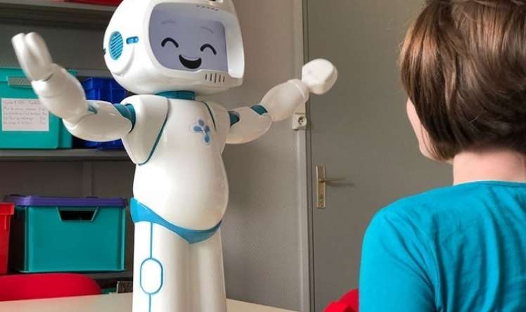 Autizmli uşaqlara kömək edən  ROBOT 