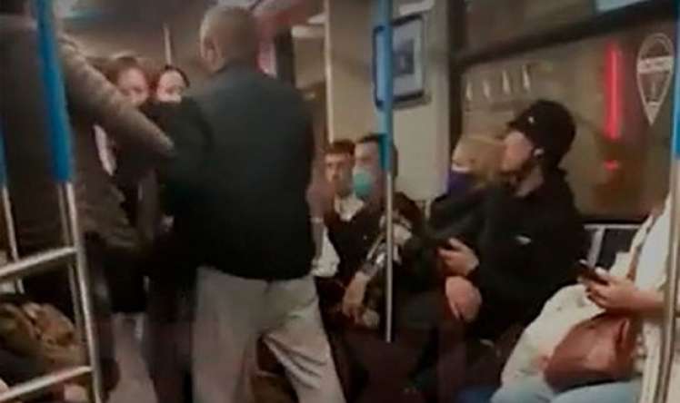 Öskürən və maskasız olan qadın metroda döyüldü   - VİDEO