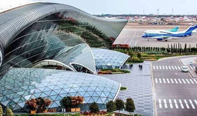 Bakı Aeroportunda kran aşdı: ölən var 