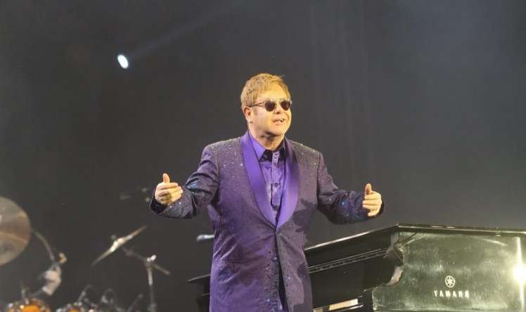 Elton Con kor olduğunu etiraf etdi 